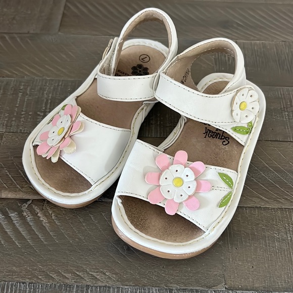 Squeak Me Sandals - Picture 1 of 15